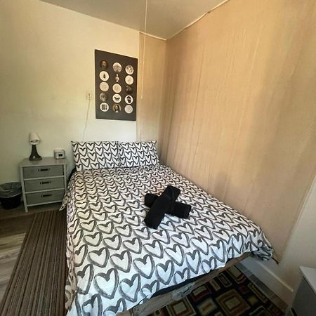 Petite Guesthouse With Kitchenette And Private Bathroom 레이크 이사벨라 외부 사진