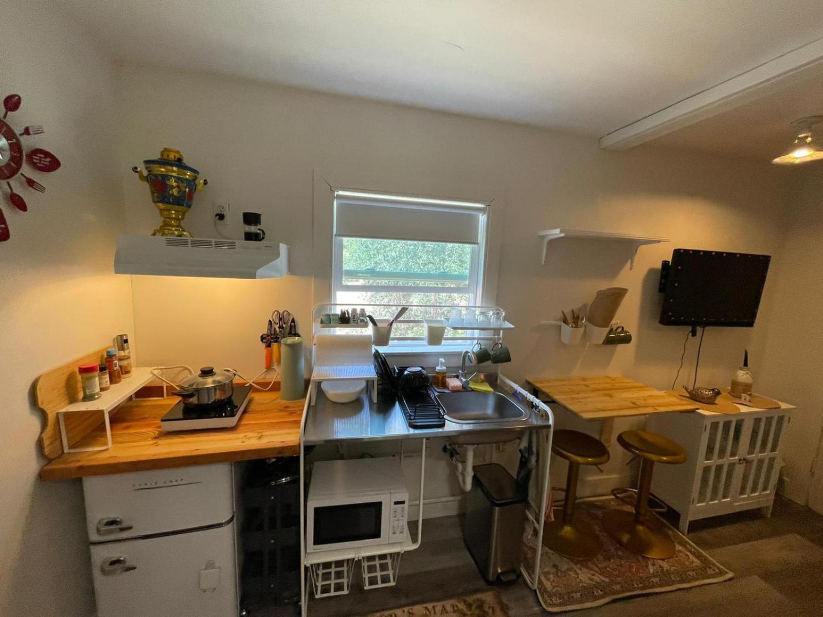 Petite Guesthouse With Kitchenette And Private Bathroom 레이크 이사벨라 외부 사진