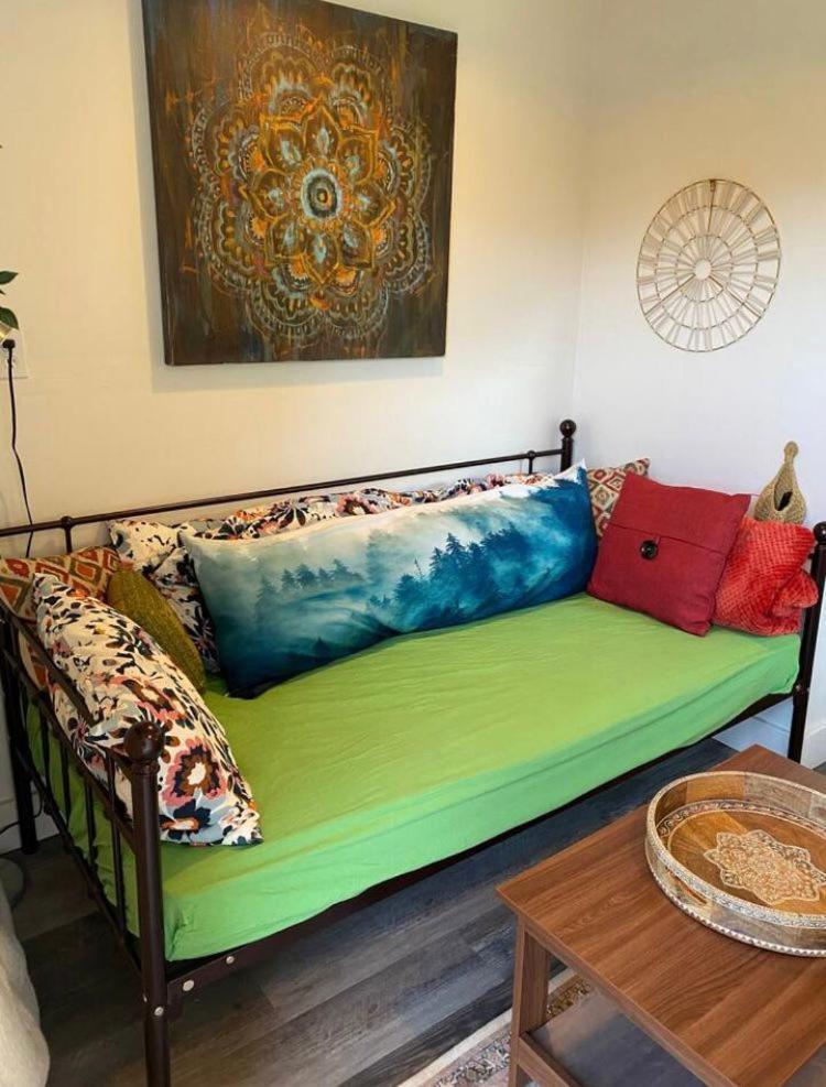 Petite Guesthouse With Kitchenette And Private Bathroom 레이크 이사벨라 외부 사진
