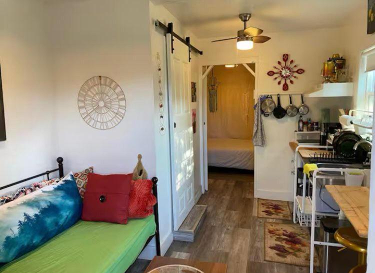 Petite Guesthouse With Kitchenette And Private Bathroom 레이크 이사벨라 외부 사진